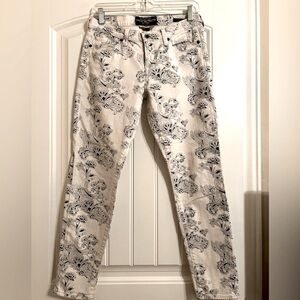 Lucky brand Sophia jeans size 6 28/29 cream with blue paisley.
